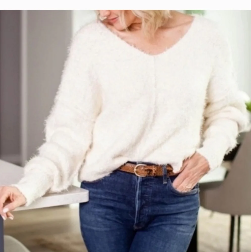 Free People Sweater Womens Medium Icing Cream Fuzzy Oversize Soft Slouchy V Neck - Picture 2 of 10